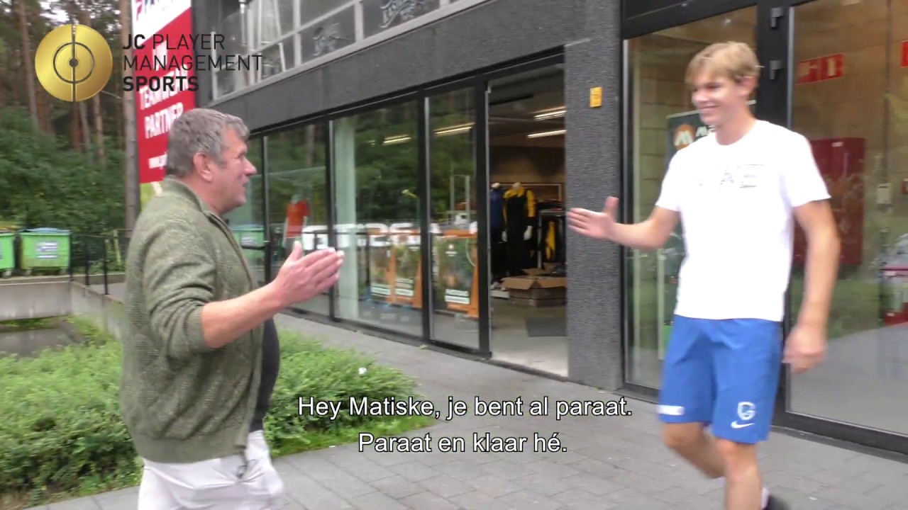Josy kijkt hoe Pino werkt aan de linkervoet van de jonge middenvelder Matisse Didden