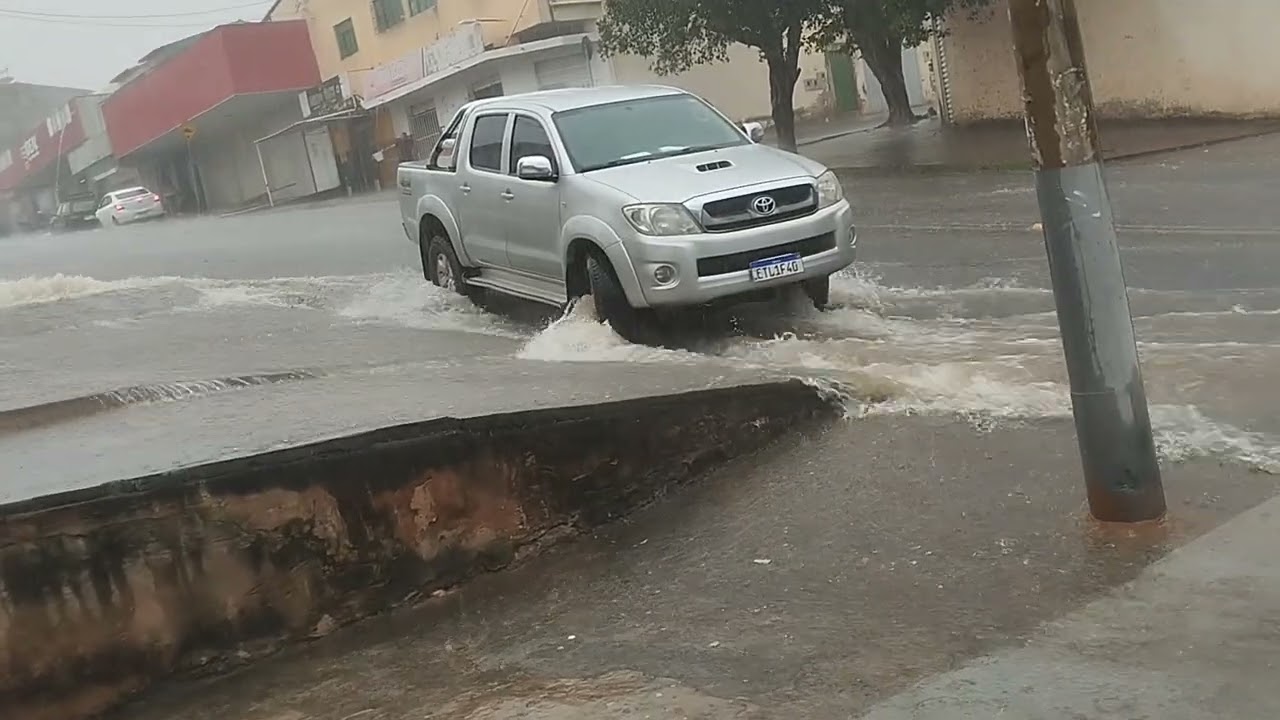 CHUVA MUITO FORTE EM MONTES CLAROS MG | ENXURRADA QUASE ARRASTA MULHER