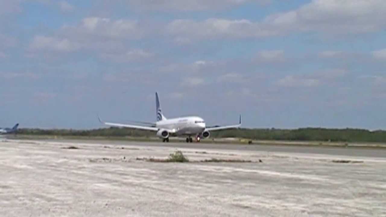 BOEING 737 COPA AIRLINES TAKING OFF FROM CANCUN