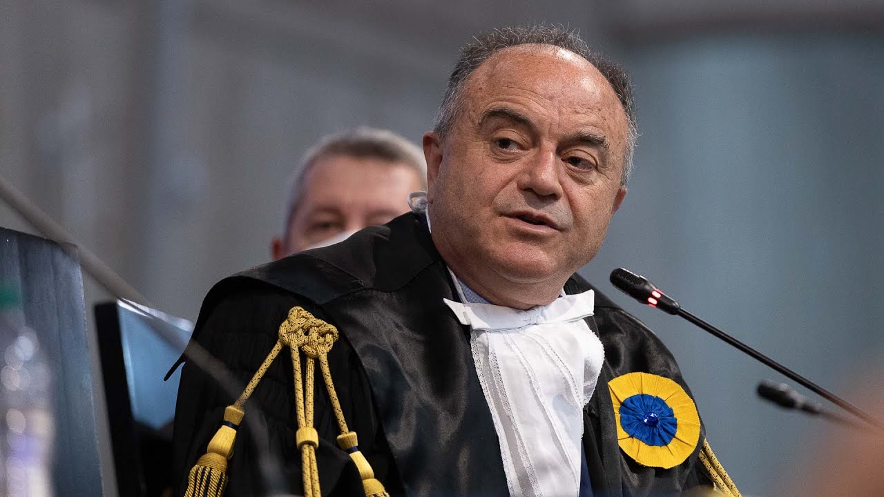 Nicola Gratteri – Sigillo di Ateneo Uniurb — Lectio magistralis: Storia segreta della ‘ndrangheta