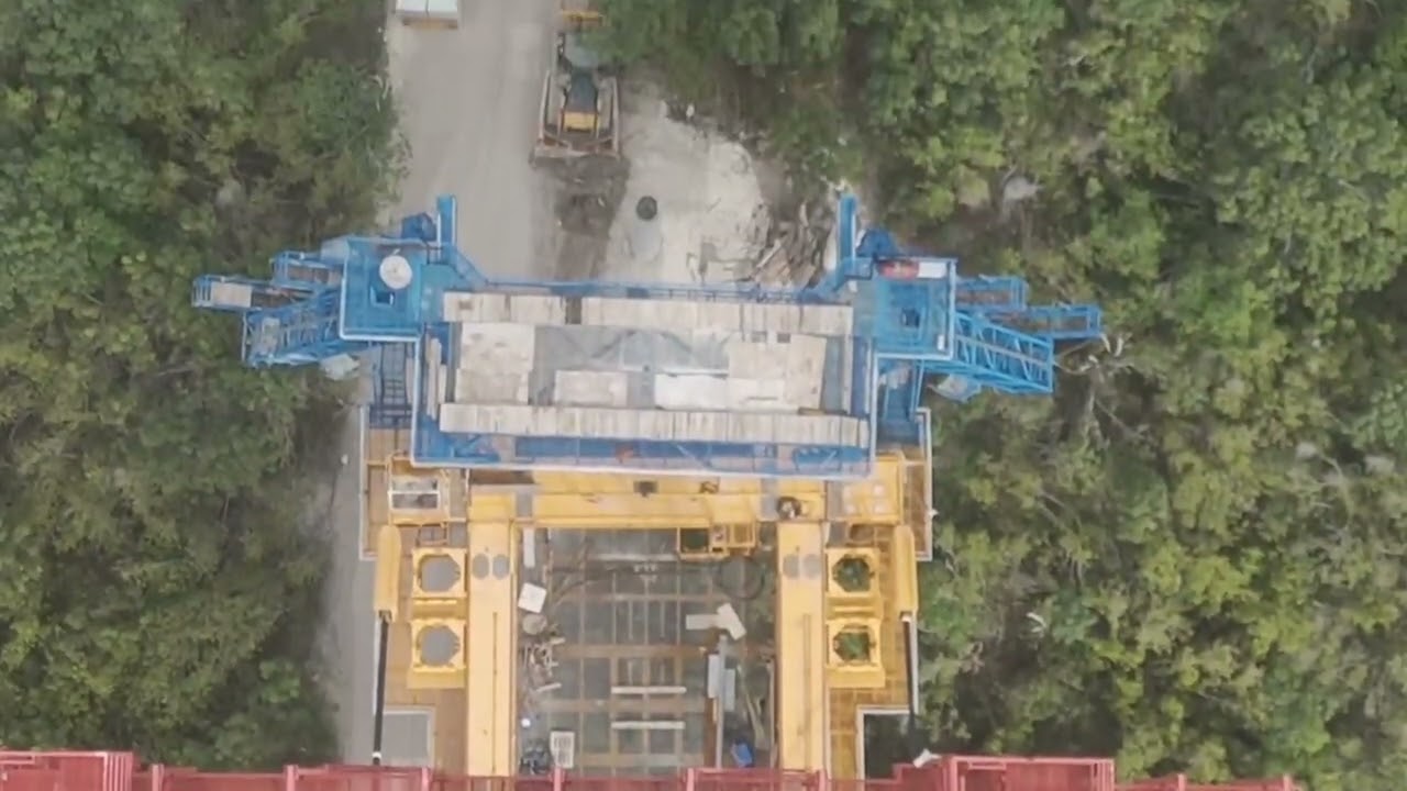 Maquinaria de construcción en el puente nichupte