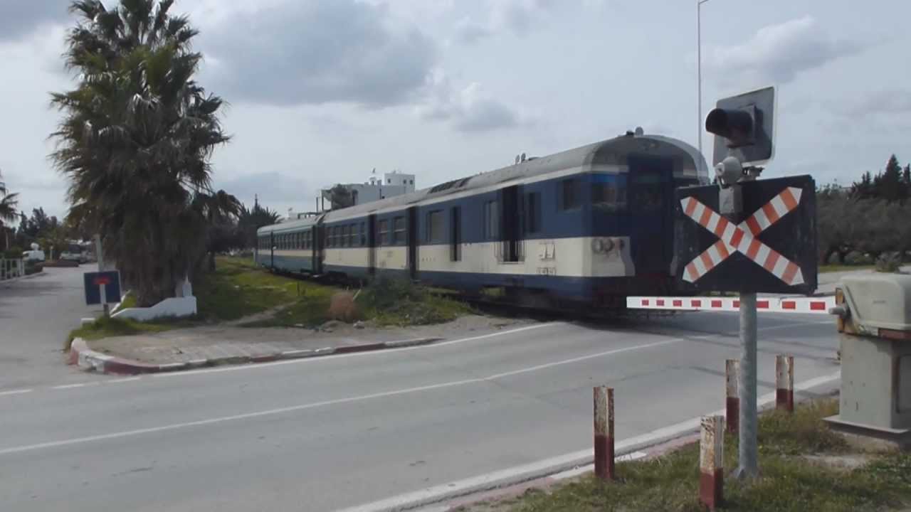 [FullHD] SNCFT Durchfahrt und Makro LVT am B&Uuml; in Tunesien , Meterspur / Tunisian railroad