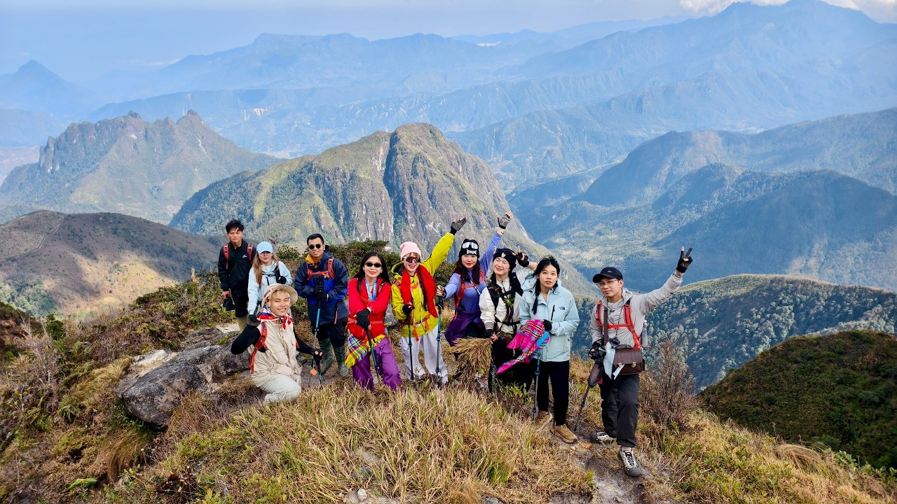 Hành Trình Chinh Phục Ky Quan San Ngày 2: Chạm Đỉnh Cao 3046m & Biển Mây Đại Ngàn | Phú Anh Vlogs