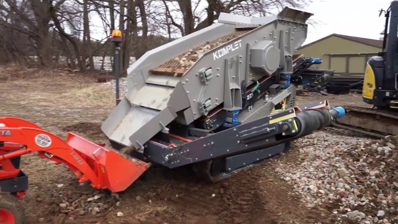 Kompatto 221 tracked compact screener processing rubble