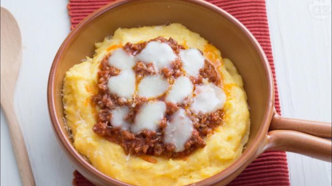 “RICETTA DEL GIORNO FACILE E VELOCE POLENTA CON SALSICCIA E FORMAGGIO 🧀”