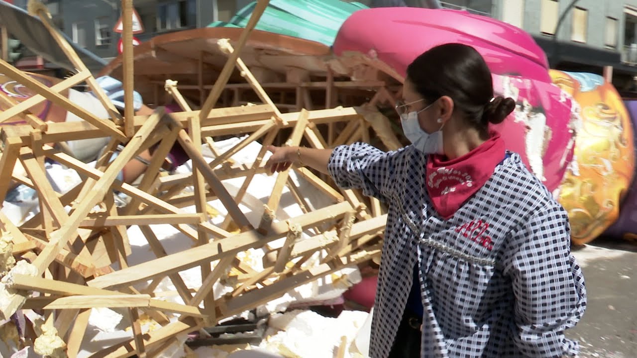 Dos heridos en la caída de un monumento fallero en Catarroja (Valencia)
