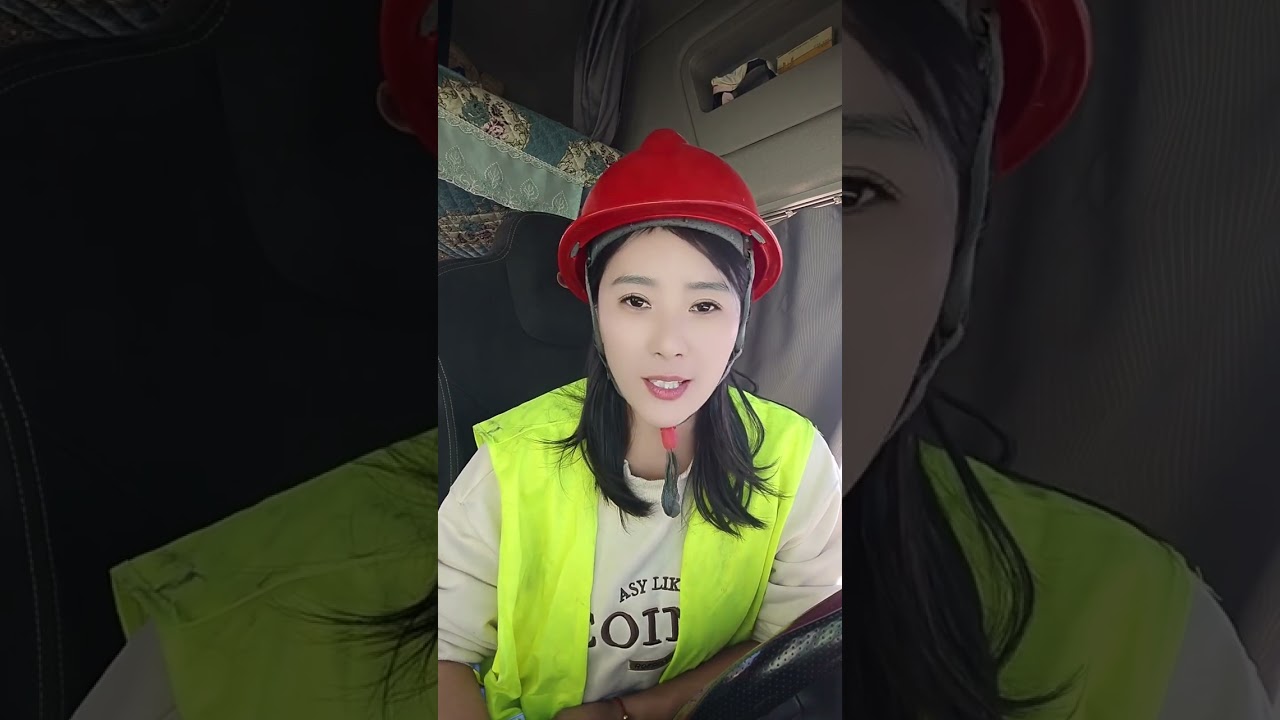 我每次说我这个人特别幸运，我自己都觉得运气超级好，我跑新疆这个路线22年了，对大西北特别熟悉，这几趟每次到新疆，我前脚从新疆走，后脚都开始下雪，等我来新疆了它就风调雨顺的，你们说这是不是要走