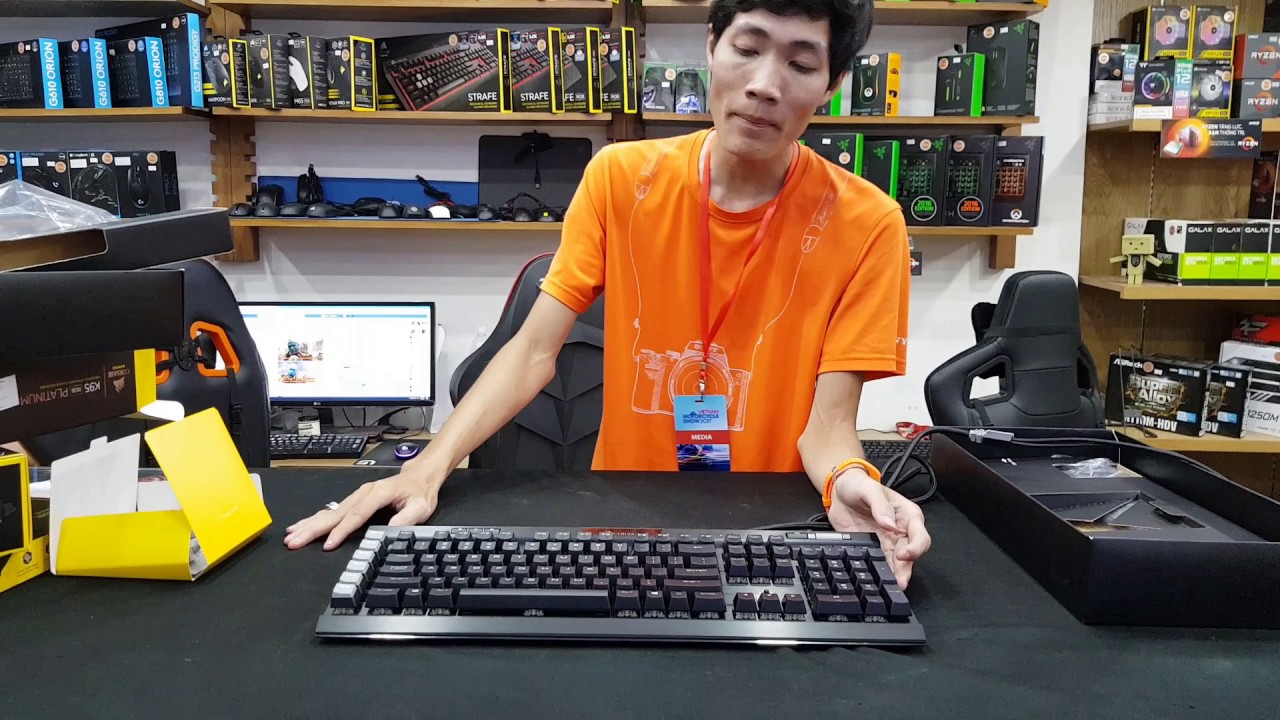 Trên tay bàn phím cơ Corsair K95 RGB Platium - Giá khoảng 5 triệu