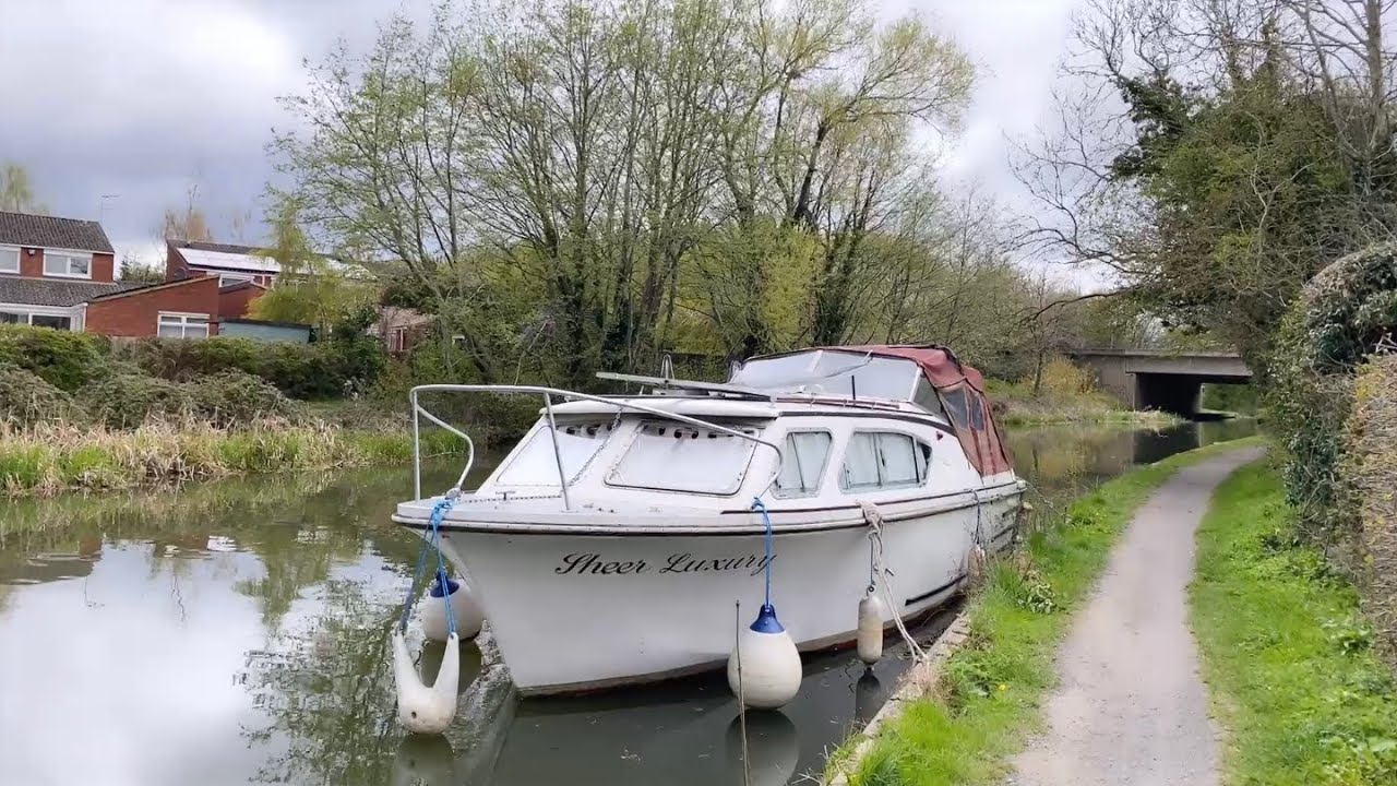 Grand Union Canal - Peartree Bridge - Milton Keynes - Buckinghamshire England