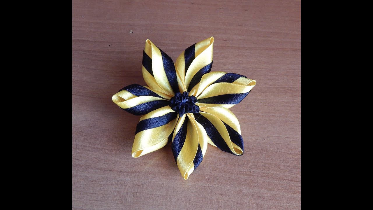 Цветы из ткани.Цветок из кусочков атласных лент.DIY.Flowers of fabric