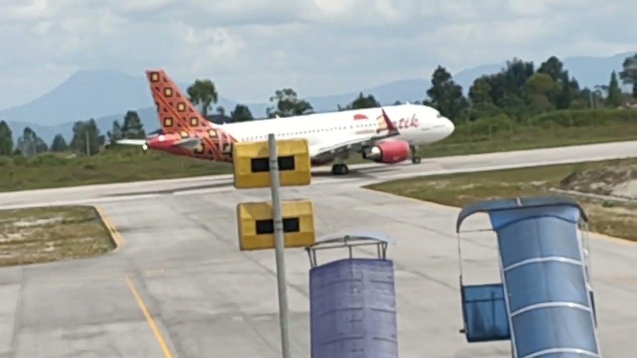 inilah bandara udara silangit international airport kedatangan dan keberangkatan pesawat Batik Air