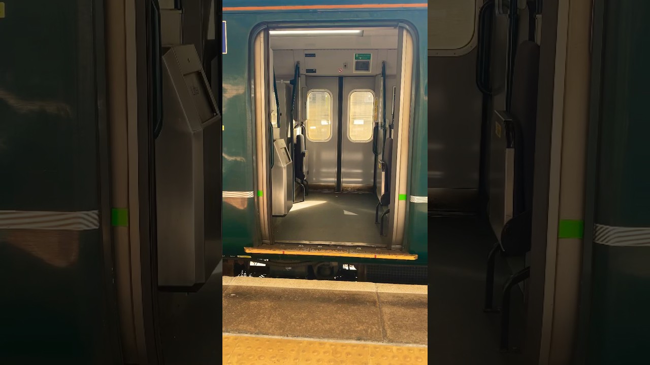 Class 150 GWR train doors closing!!!