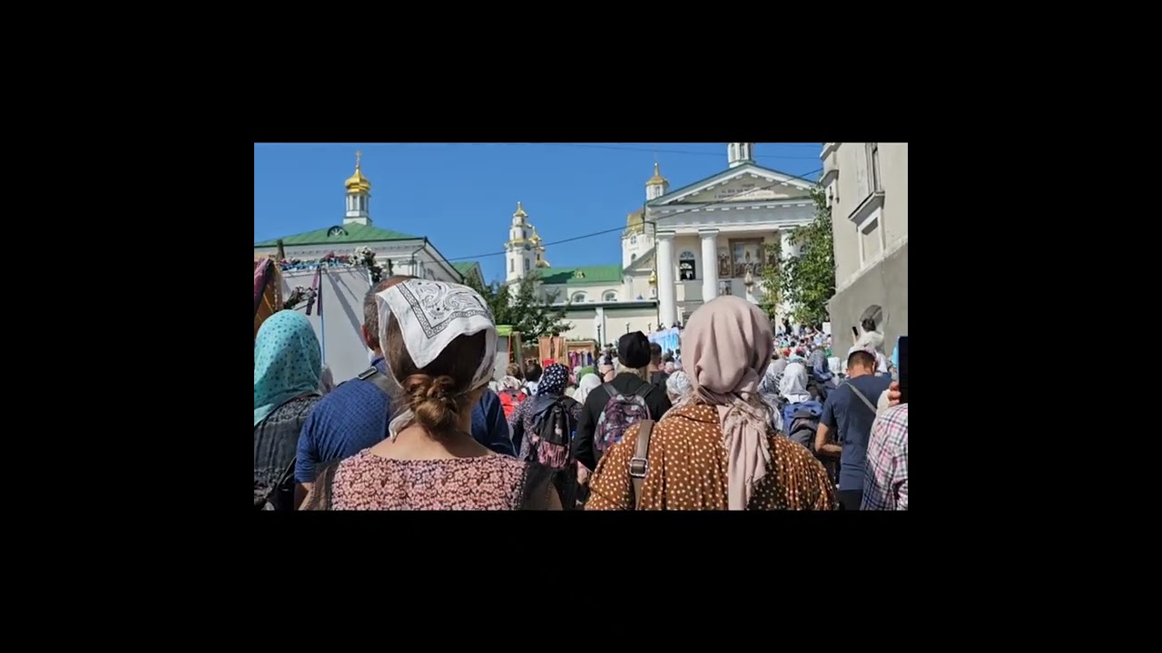 На коленях перед Богородицей. Почаевский Крестный ход входит в Лавру.