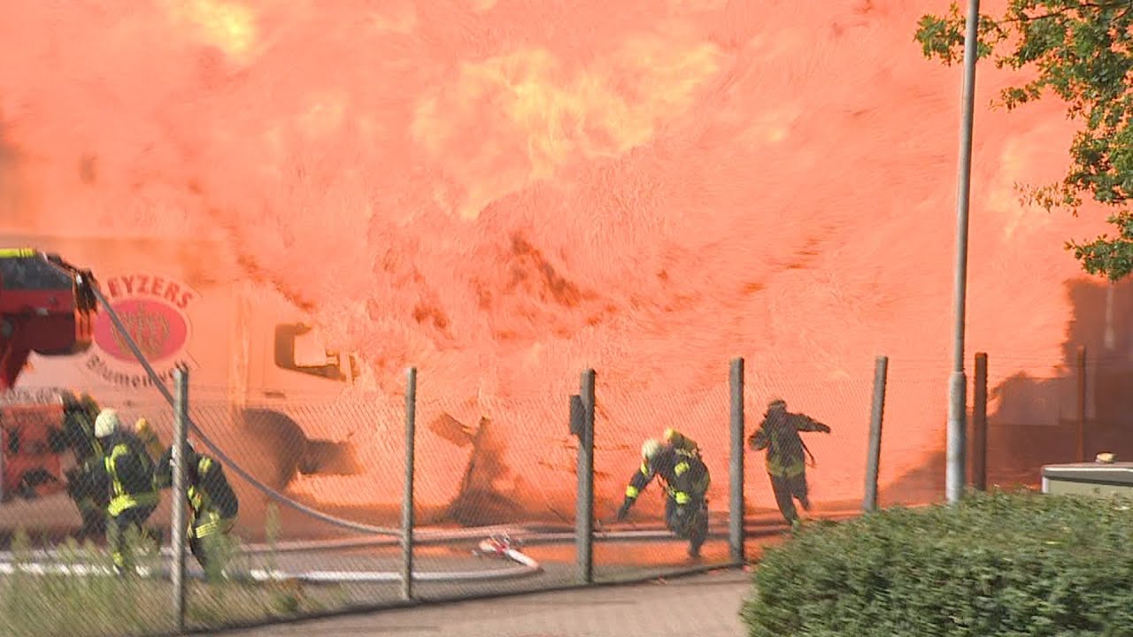 Explosionen bei Gro&szlig;brand in Goch - Feuerwehrleute verletzt