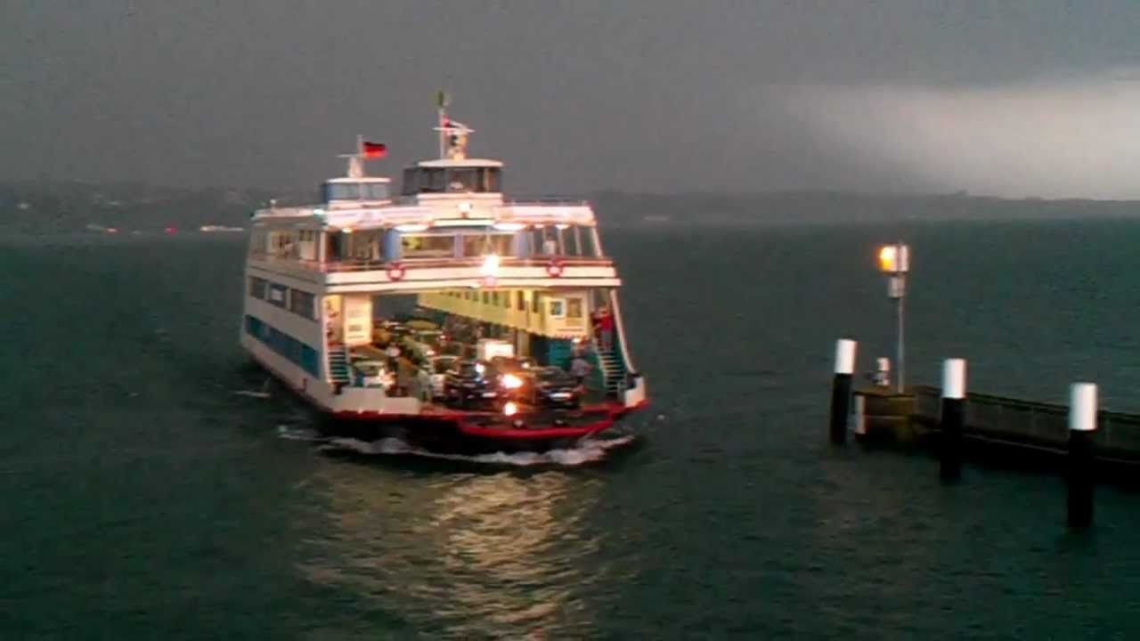 Fähre flüchtet vor Gewitter am 30.06.2012 in den Hafen von Konstanz