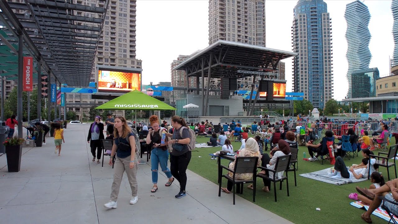 [4K] Walking to Celebration Square in Mississauga, Movie Night