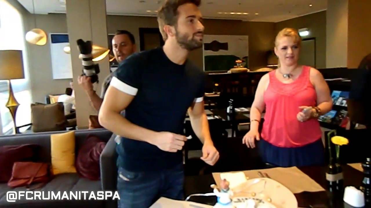 ENTREGANDOLE EL PASTEL A @PABLOALBORAN  EN RUMANIA. 26.05.2015