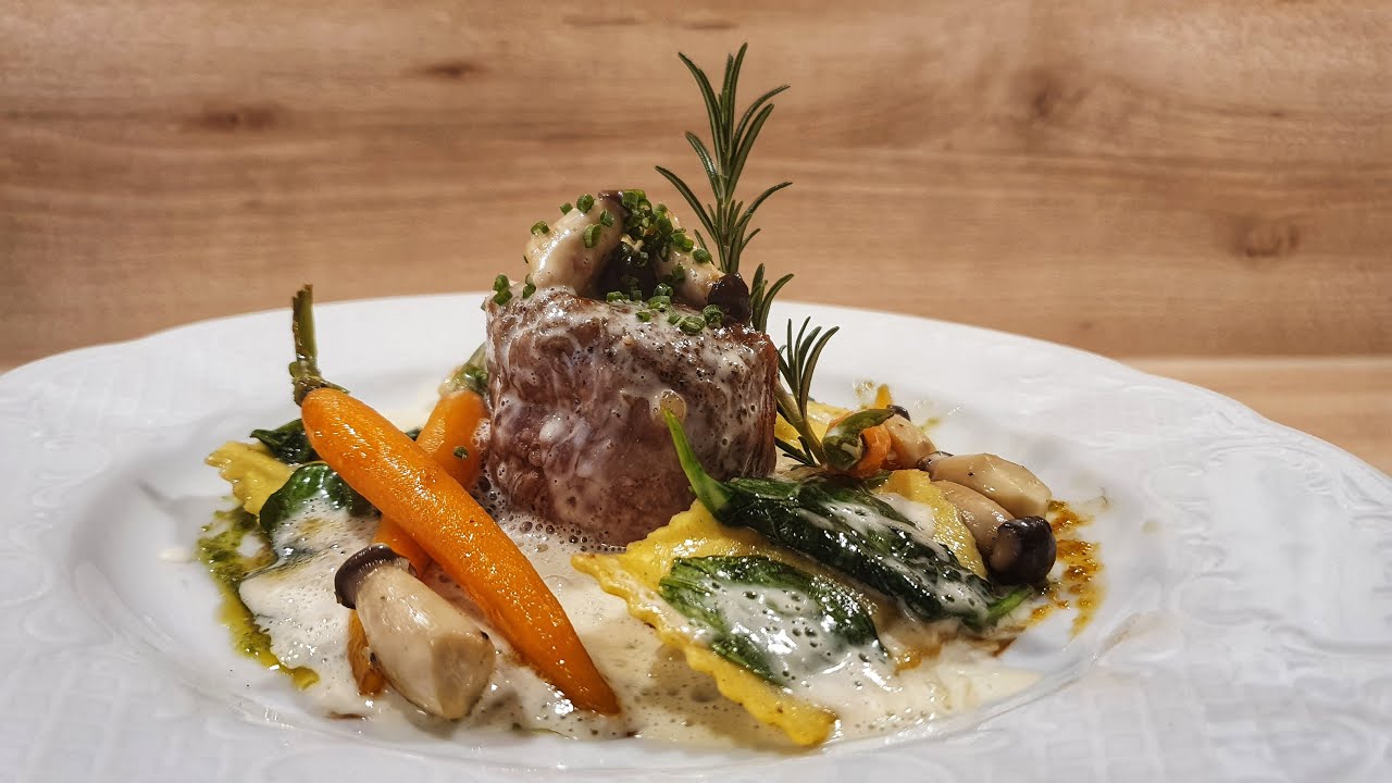 Kalbsfilet auf Spinat-Ricotta Ravioli mit glasierten Bundkarotten und Kräuterseitlingen à la crème