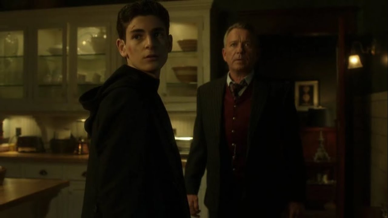 149. Gotham (s4e2). Lucius Fox brings Bruce a special suit.