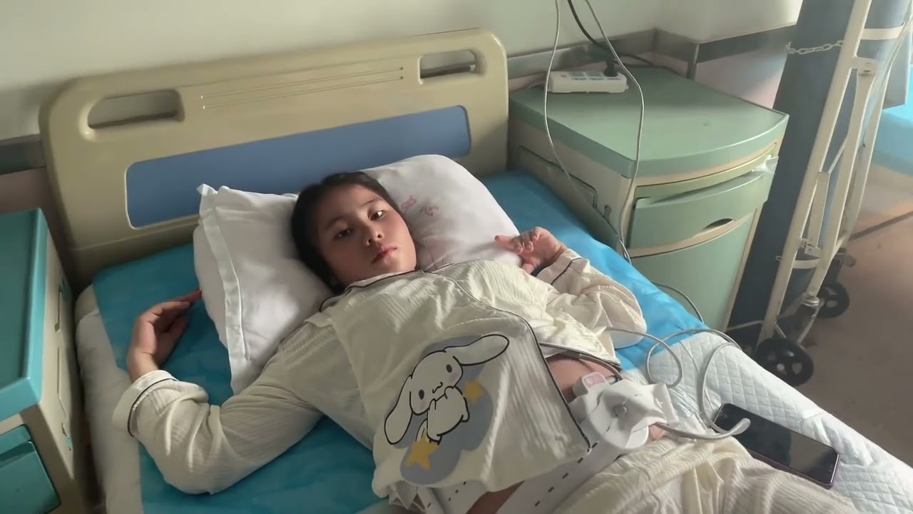 老挝媳妇希希上午肚子疼了，马上要生宝宝了，住院开始待产，期待中老宝宝降临#老挝媳妇 #住院待产 #日常vlog #记录真实生活 #最贵手环