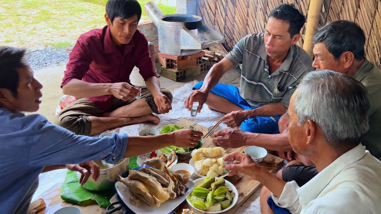 GÀ NẤU CHÁU NẤM MẮM TRỘN ỚT CAY CHẤM KHẾ CHUA CHUỐI CHÁT LAI RAI VÀI LI ẤM TÌNH DÂN DÃ