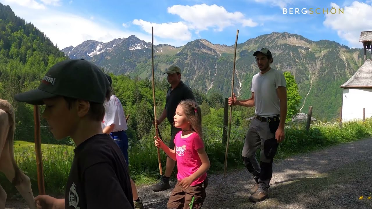 Alpfahrt der Alpe Dietersbach durchs urige Bergbauerndorf Gerstruben bei Oberstdorf im Allgäu