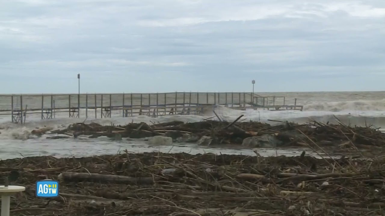 Maltempo Emilia, spiagge di Rimini spazzate via da violenta mareggiata