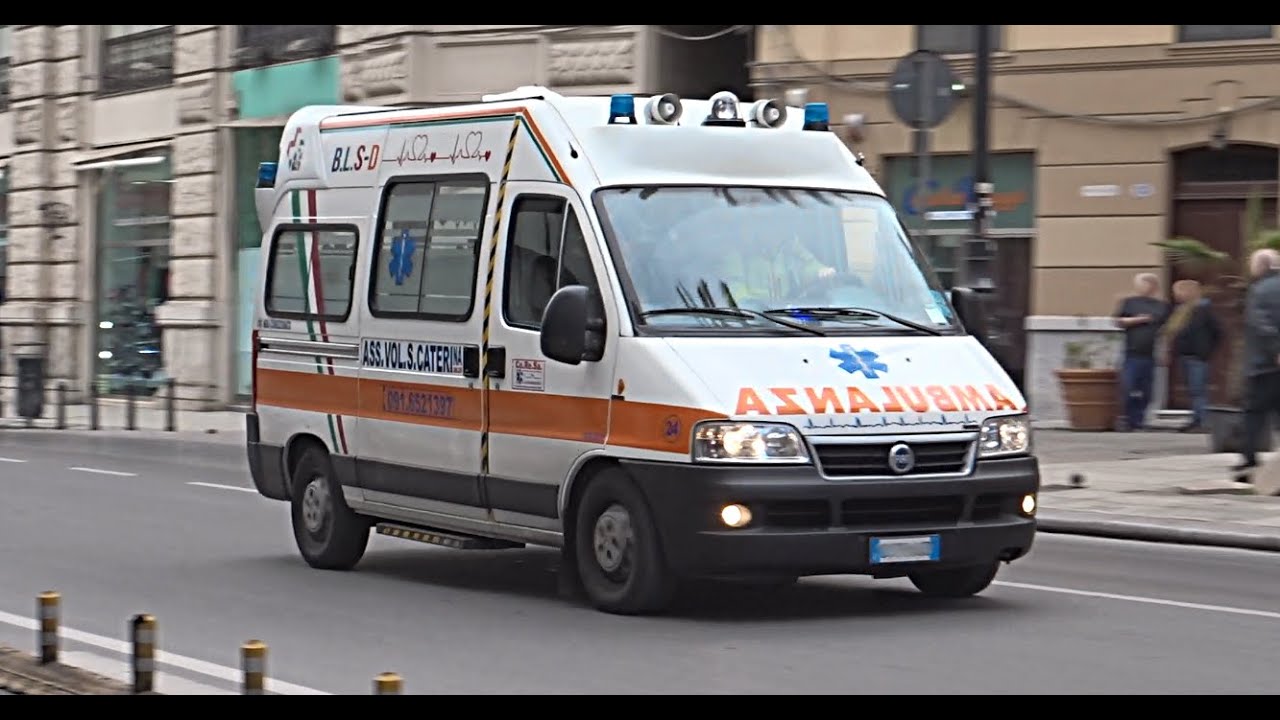 [HD - Sirena Ambulanza] 19x Ambulanze in Sirena! / 19x Ambulances Responding with Lights & Sirens!