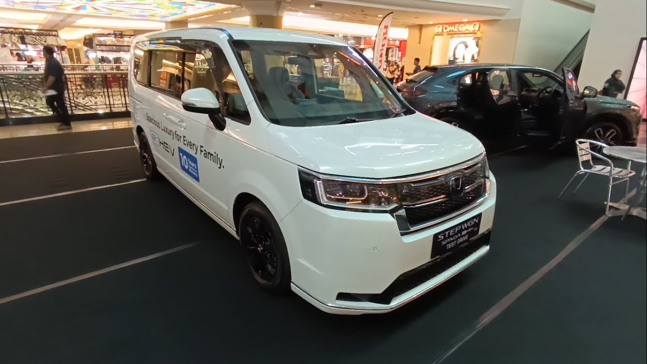 Honda Stepwgn Spada e:HEV 2.0 eCVT White (RP8) walkaround (Brunei)