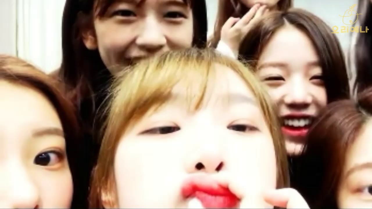 IZ*ONE Hyewon playing with Yena's duck lips