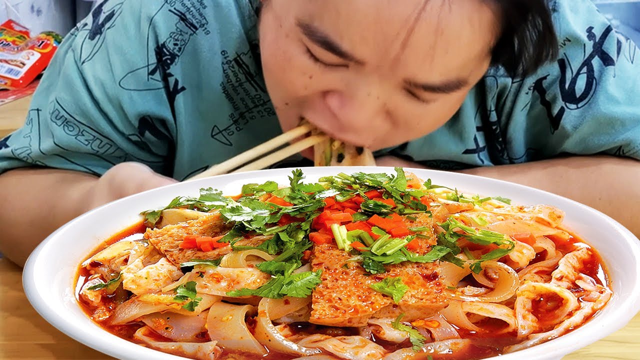 家里停水，苗大姐带摄影师下馆子吃凉皮，加麻加辣一顿狂吸真过瘾！【苗阿朵美食】