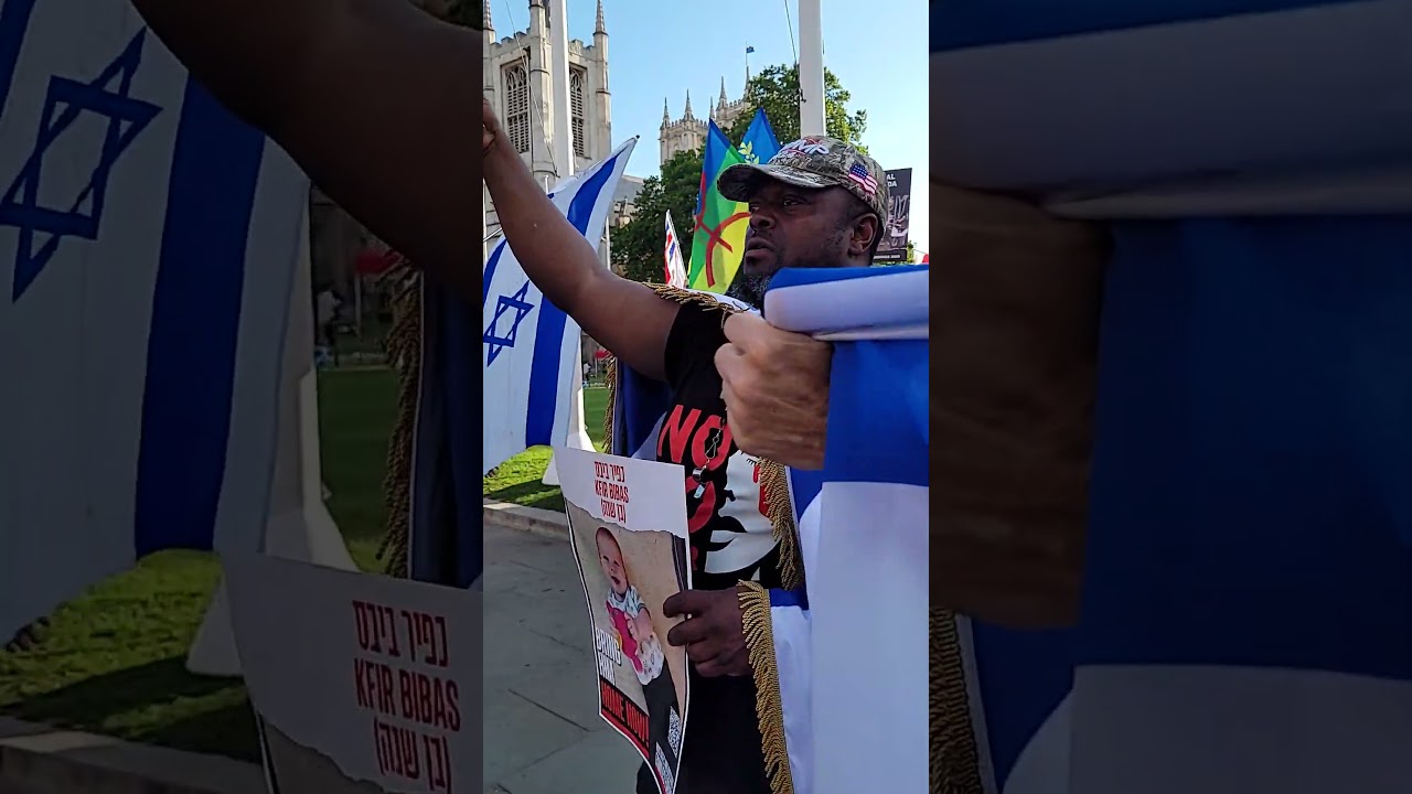 Pro-Israeli & Pro-Palestinians Heckle Each Other Outside Parliament