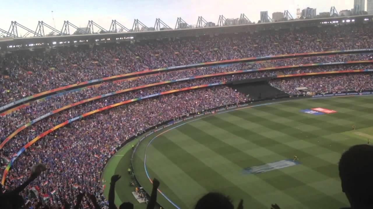 Crowd reaction at the MCG as Dhawan gets a century in the world cup
