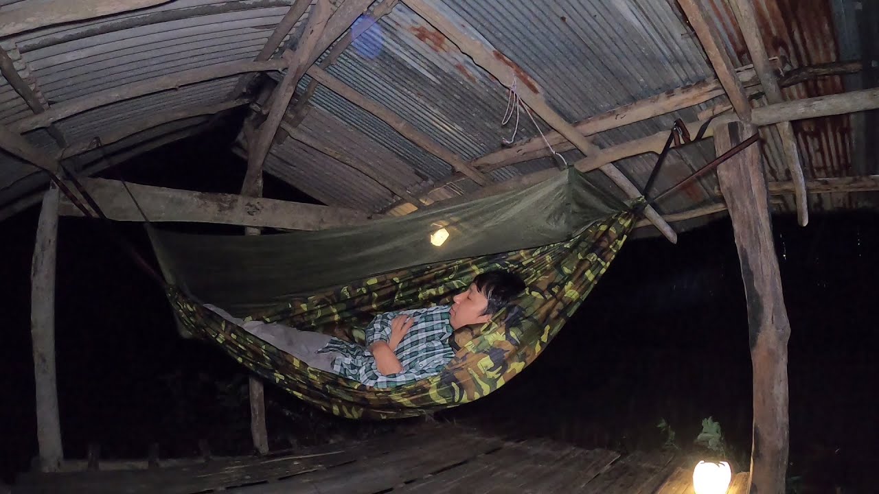 นอนฟังเสียงฝนตก ลมพัดแรงในคืนที่พายุหลงฤดูมาเยือน หลังคากระท่อมแทบปลิว | นอก บ้าน