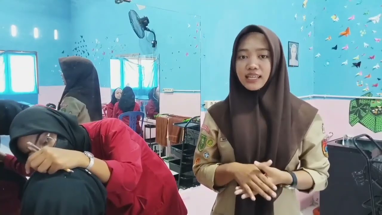 Hai semunya.Di vidio kali ini kami  memperkenalkan jurusan tata kecantikan kulit dan rambut(TKKR)