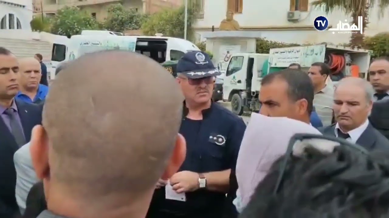 عين_الدفلى رئيس الدائرة هرب والوالي يحتضن فتاة تفترش الشارع رفقة والدتها ويعدها بالتكفل بها