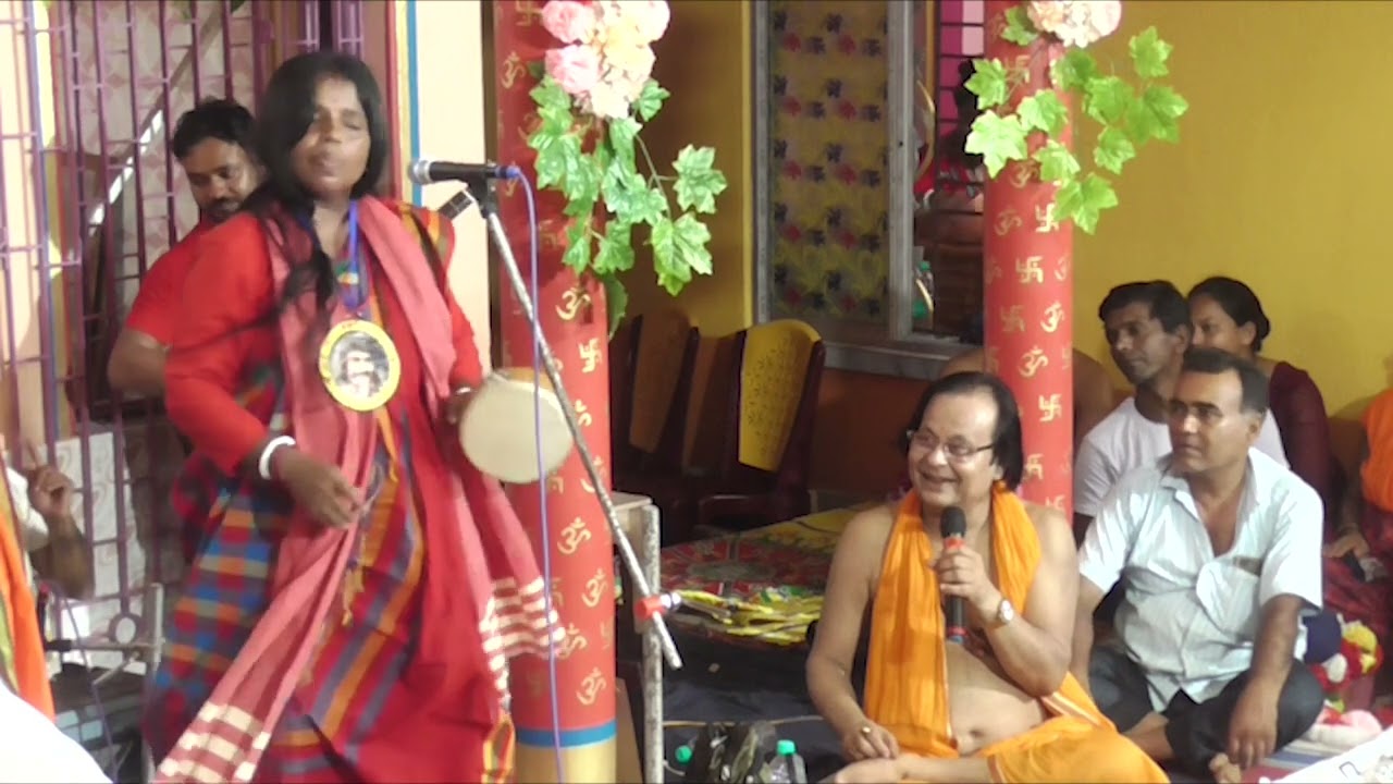 অসীম সরকারের নিজস্ব বাসভবনে ভবা উৎসবে উত্তরা বৈদ্য় এবং কবি অসীম সরকার একসঙ্গে ।
