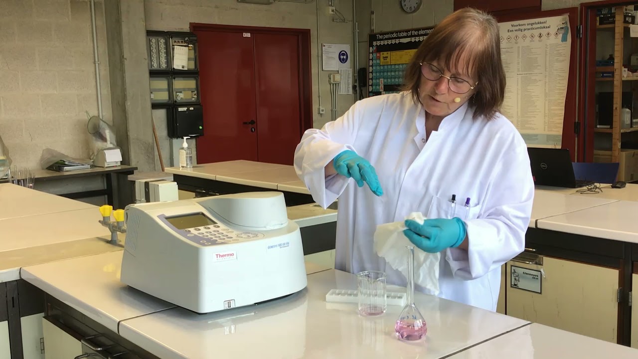 Spectroscopie: vullen en plaatsen van cuvetten in de spectrometer