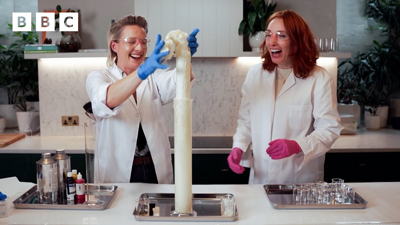 Hannah Fry i dr Anna Ploszajski produkują piankę poliuretanową - BBC