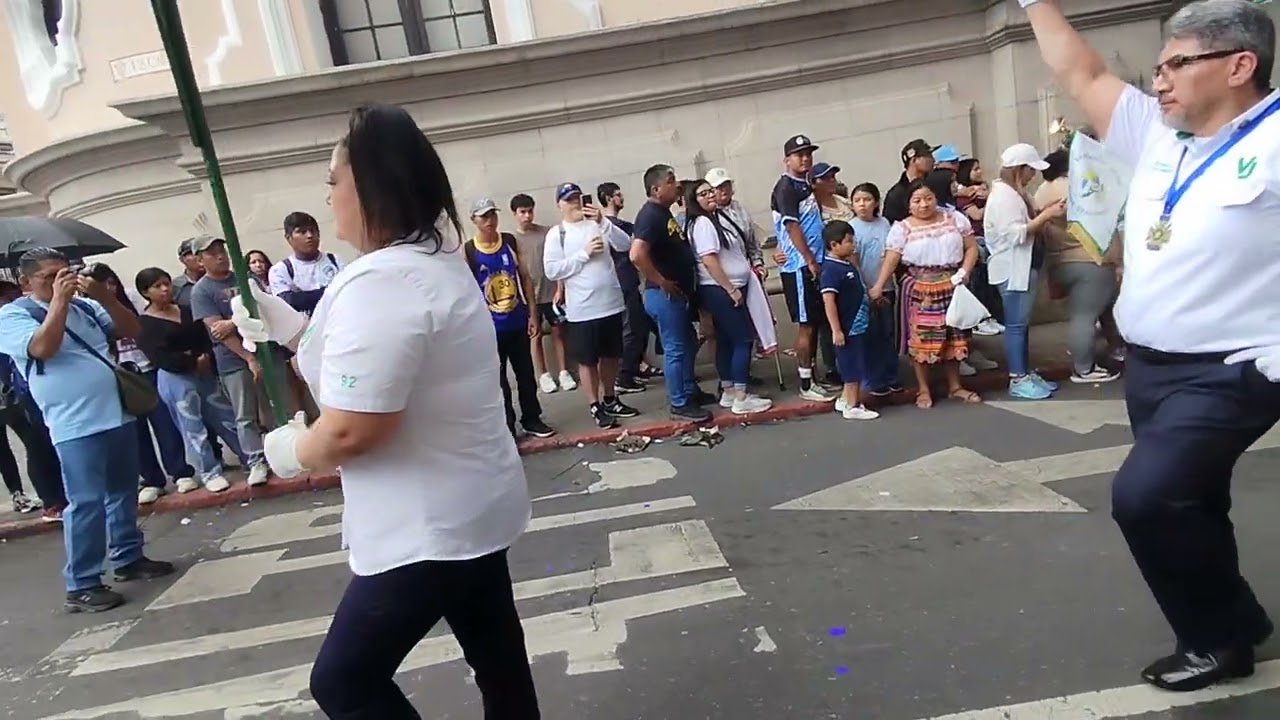 BANDA DE EX ALUMNOS DEL COLEGIO VANGUARDIA JUVENIL ARCO DE CORREOS DESFILE DE EXA LICEO MERCANTIL