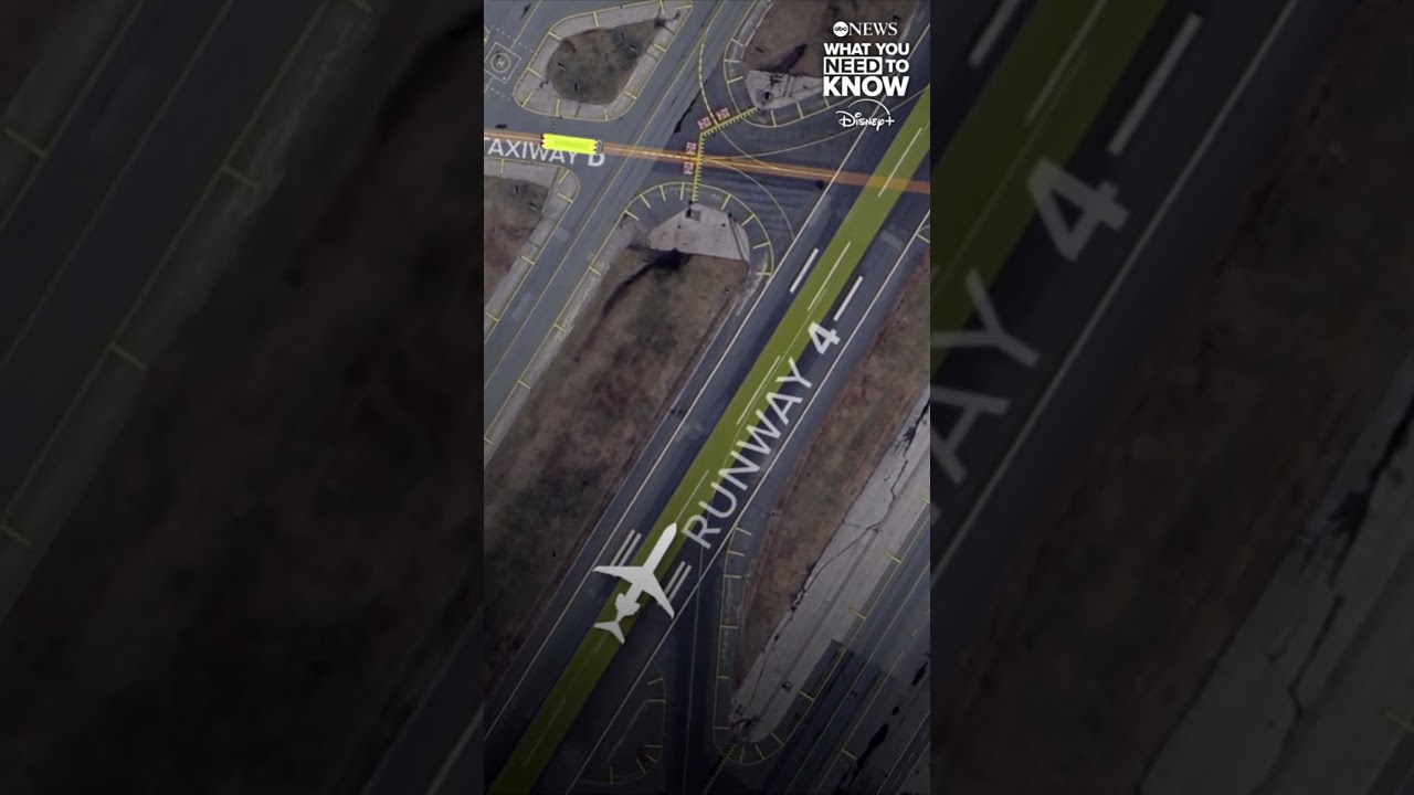 На видеозаписи с камер наблюдения запечатлен момент столкновения самолета Air Canada с пожарной м...