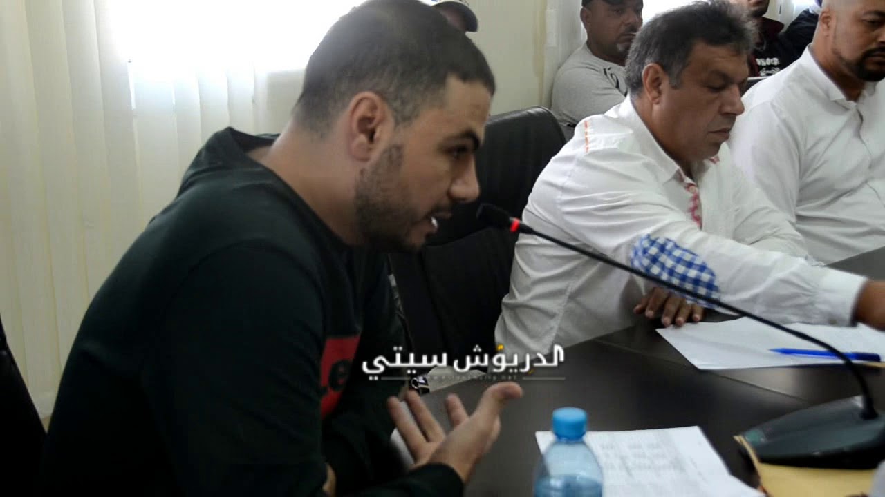 العضو بمجلس الدريوش مصطفى بنعودة يستفسر محمد البوكيلي عن غياب بعض الأعضاء