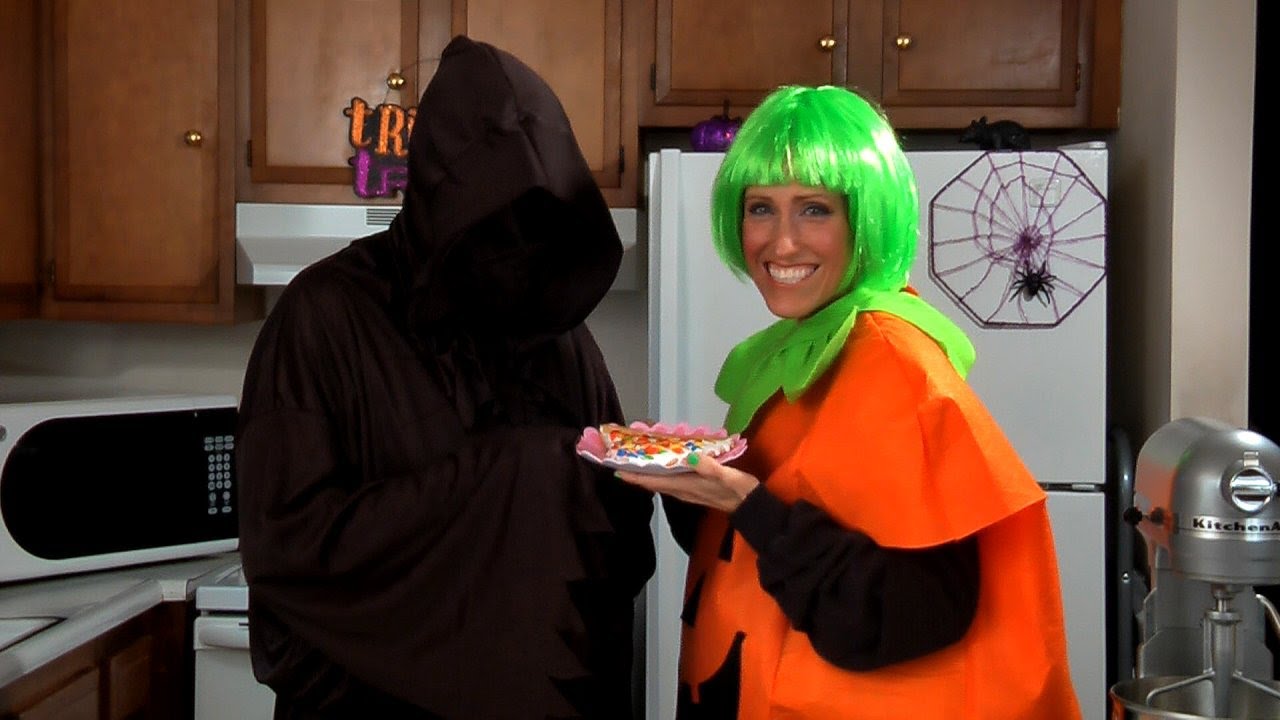 Halloween Pizza Recipe (Happy Halloween) - Amy Lynn's Kitchen