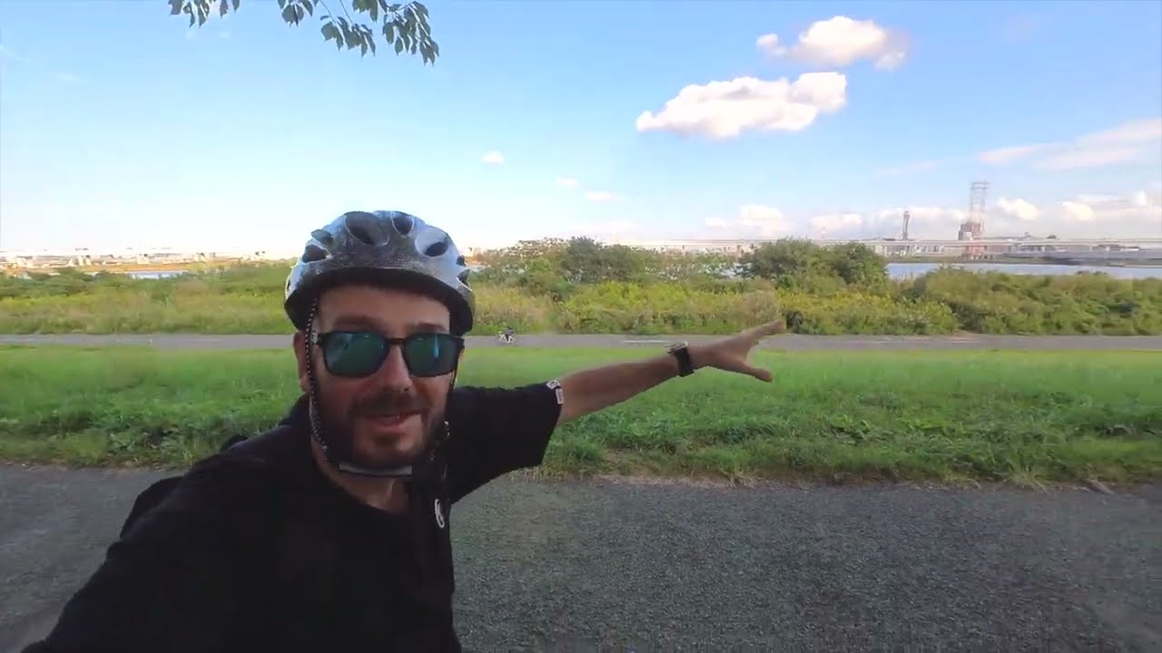 In bicicletta lungo il fiume a Tokyo