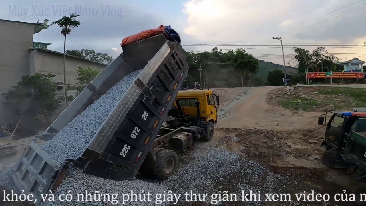 Mang Máy Xúc Hitachi 75 Đi Đủn Xe Ô Tô - Hỗ Trợ Xe Ô Tô Chở Đá Bị Lún Hố Xâu. Máy Xúc Việt Nam Vlog