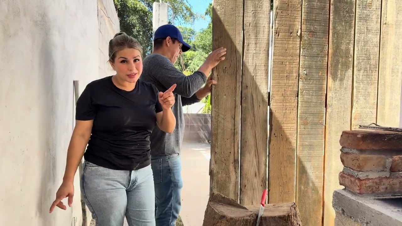 Acondicionando la cocina con la hornilla tradicional de leña 