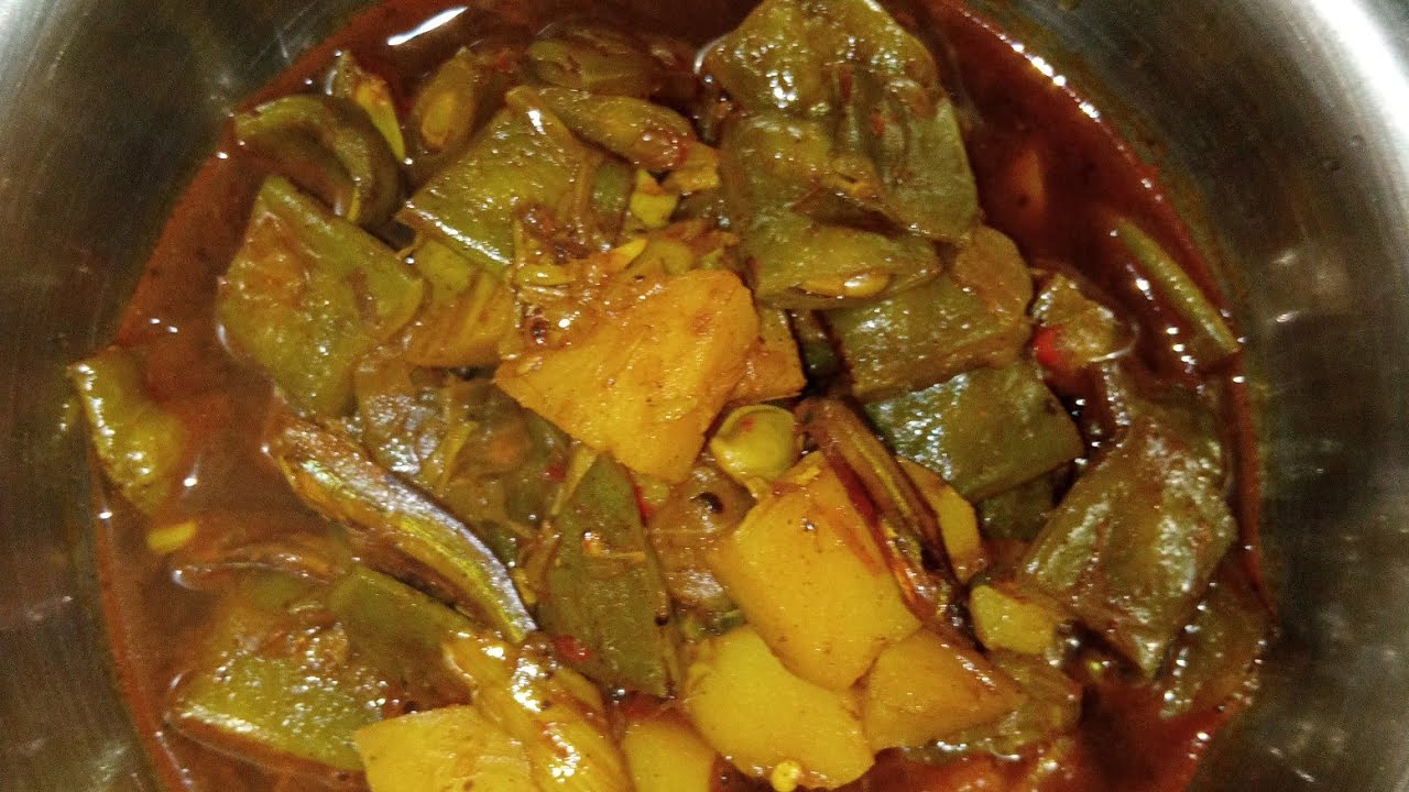 shidol diye alo shimer torkari (dry fish with alo shim ki sabji)