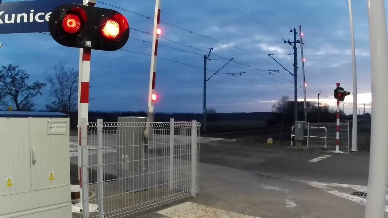 4 POCIĄGI! Przejazd kolejowy Kunice. Polish Railroad Crossing