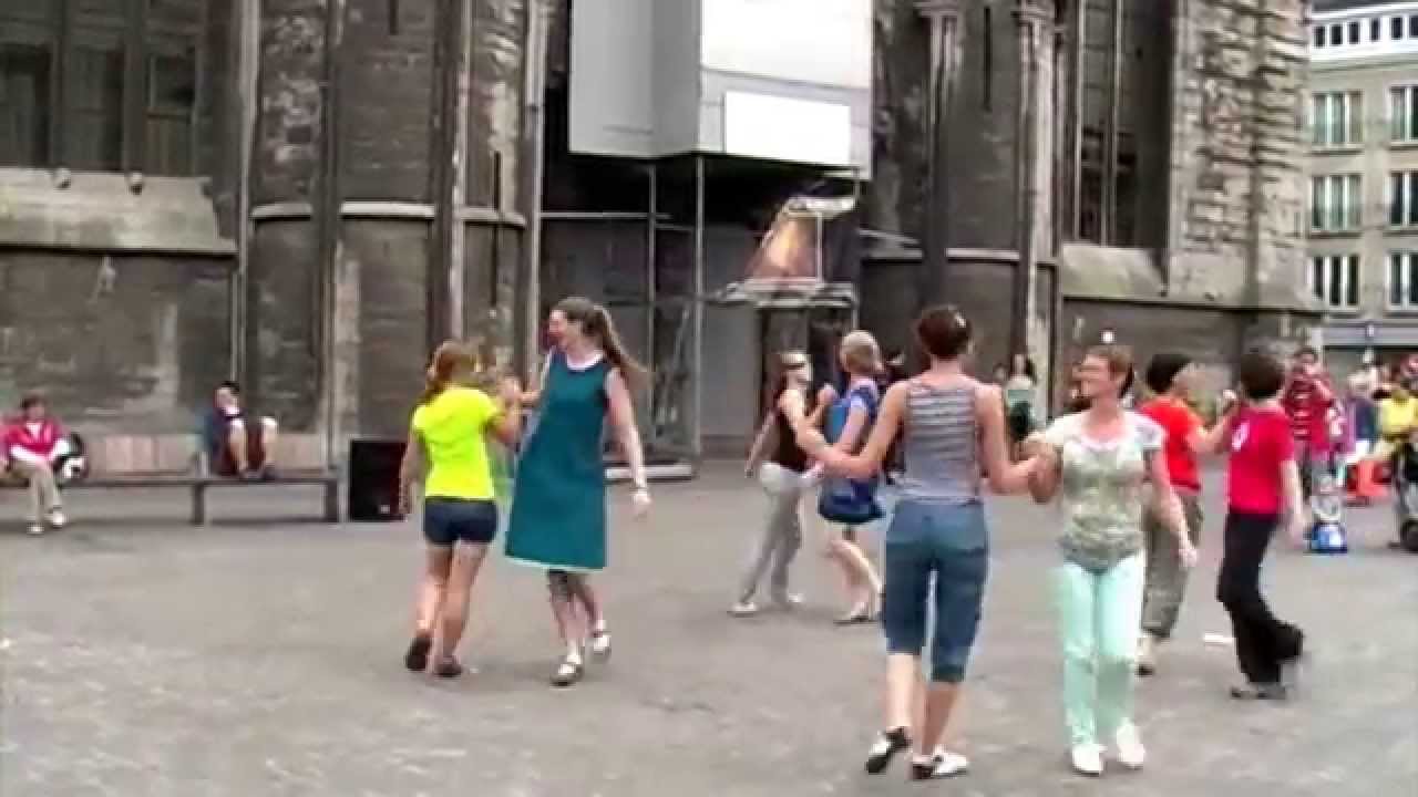 Flashmob in Gent door Goe Folk en Danseridoe