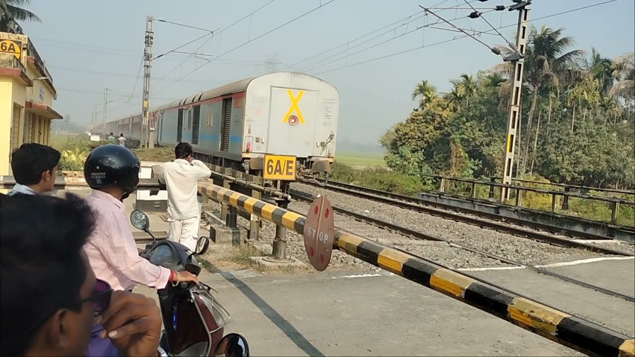 বালুরঘাট এক্সপ্রেস ও লোকাল ট্রেন বলাগড় রেলগেট পার হচ্ছে 